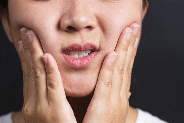 Ăn nhiều dứa sẽ bị tê đầu lưỡi, ngứa cổ họng Ăn nhiều dứa sẽ bị tê đầu lưỡi, ngứa cổ họng