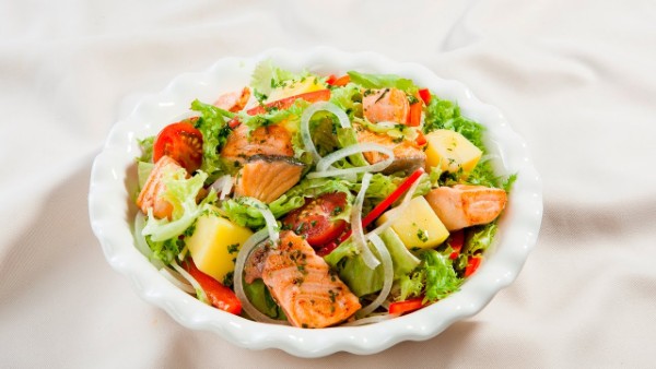 Salad rau trộn giảm cân với cá hồi