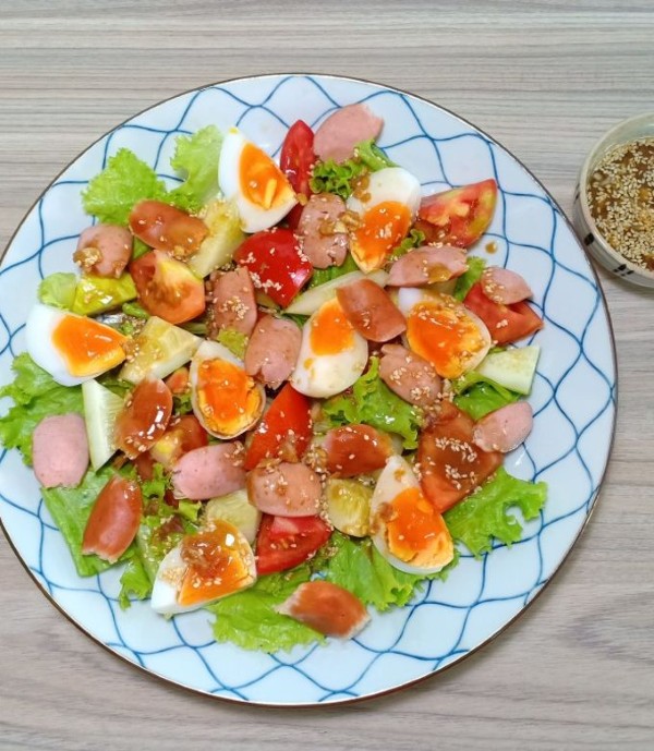 Cách làm salad giảm cân từ xà lách và xúc xích