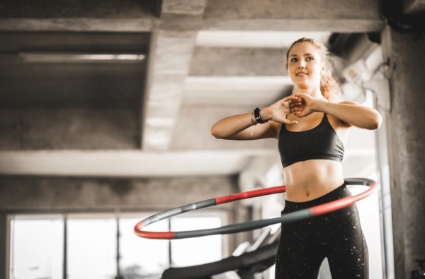 Lắc vòng có giảm mỡ bụng không? Cách lắc đúng để eo thon gọn