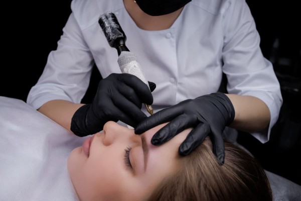 Kỹ thuật điêu khắc sử dụng các công cụ chuyên biệt để tạo ra các sợi lông mày giả một cách tinh tế