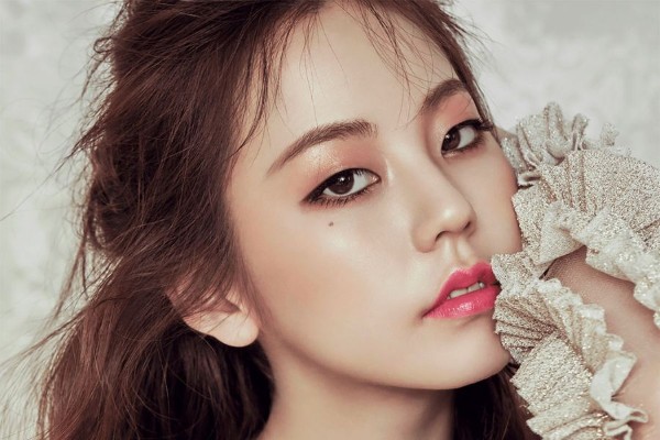 Sử dụng kính áp tròng để tạo mắt to tròn