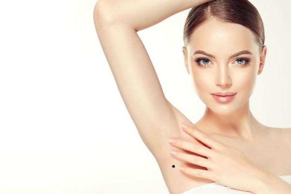 Nốt ruồi ở bắp tay gần nách có đáng lo ngại?