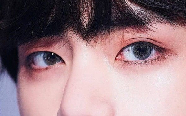 Nốt ruồi trong mắt phải ở nam giới Nốt ruồi trong mắt phải ở nam giới