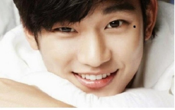 Nốt ruồi ở đuôi mắt Nốt ruồi ở đuôi mắt