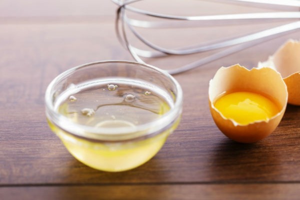 Làm mờ tàn nhang bằng lòng trắng trứng gà Làm mờ tàn nhang bằng lòng trắng trứng gà