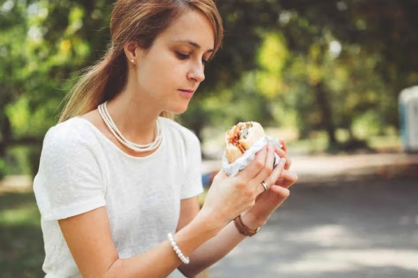 Cách ăn bánh mì mà không bị nổi mụn