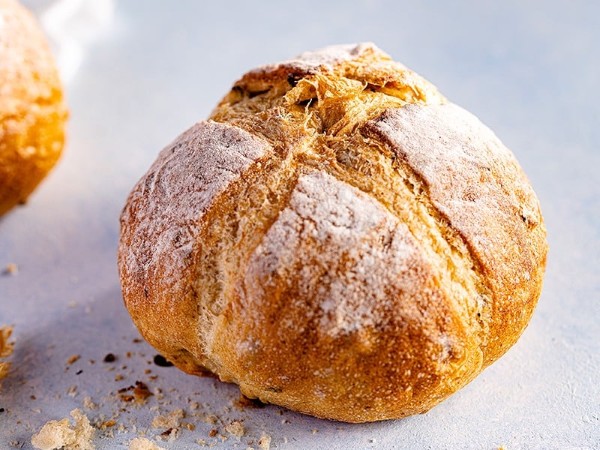 Một chiếc bánh tự làm có thể chỉ chứa khoảng 180–220 kcal/100g