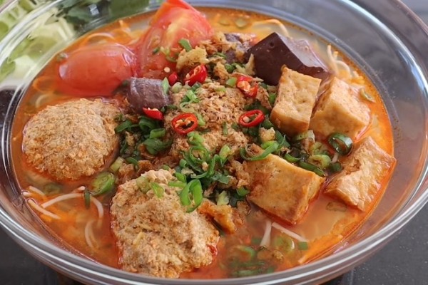 Bún riêu bao nhiêu calo? Cách ăn bún riêu không lo tăng cân