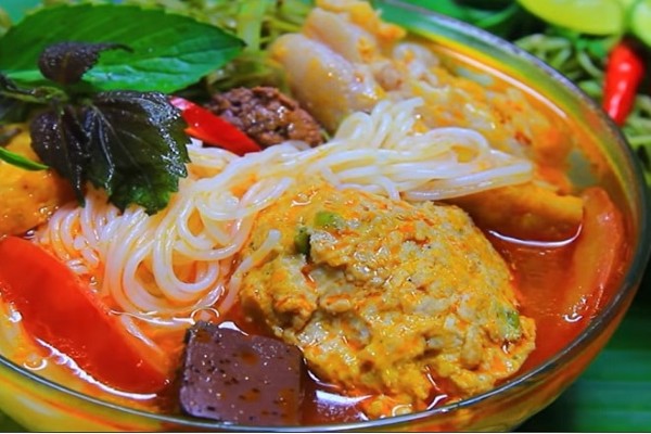 Cách ăn bún riêu không lo tăng cân