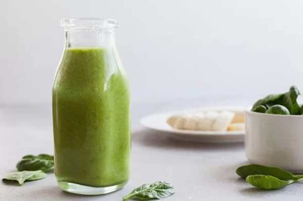 Sinh tố tảo xoắn kết hợp với trái cây và sữa hạt