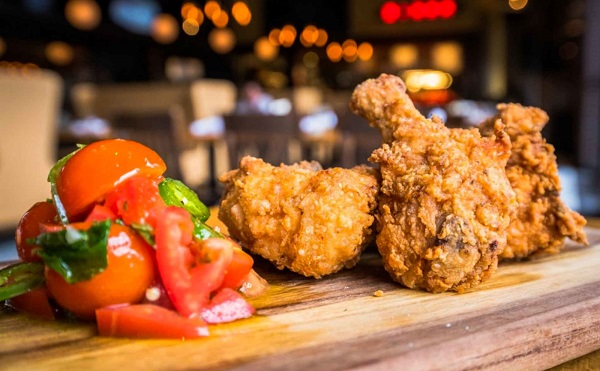 Gà rán chứa nhiều calo vì được chiên và phủ một lớp bột bên ngoài Gà rán chứa nhiều calo vì được chiên và phủ một lớp bột bên ngoài