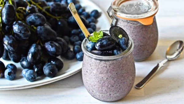 Không nên dùng sữa chua có đường và kem khi làm món này nhé 