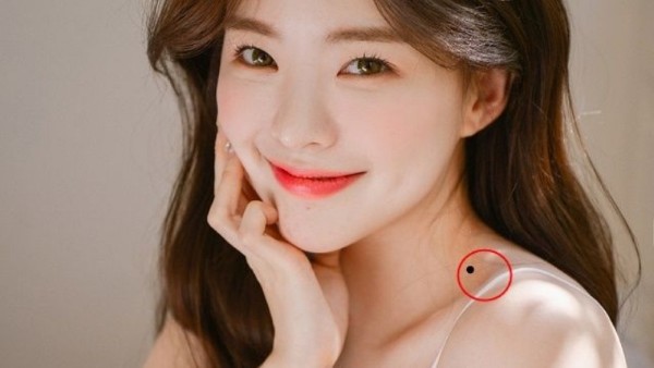 Nốt ruồi ở giữa hõm cổ nữ