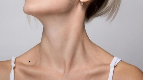 Nốt ruồi bên phải xương quai xanh nữ thường gắn liền với nét duyên ngầm