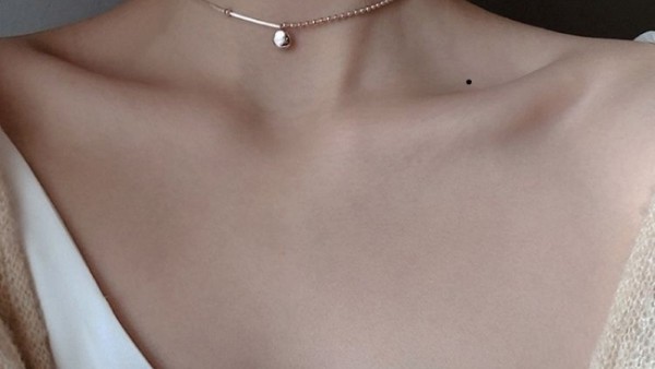 Nốt ruồi ở xương quai xanh bên trái nam/nữ