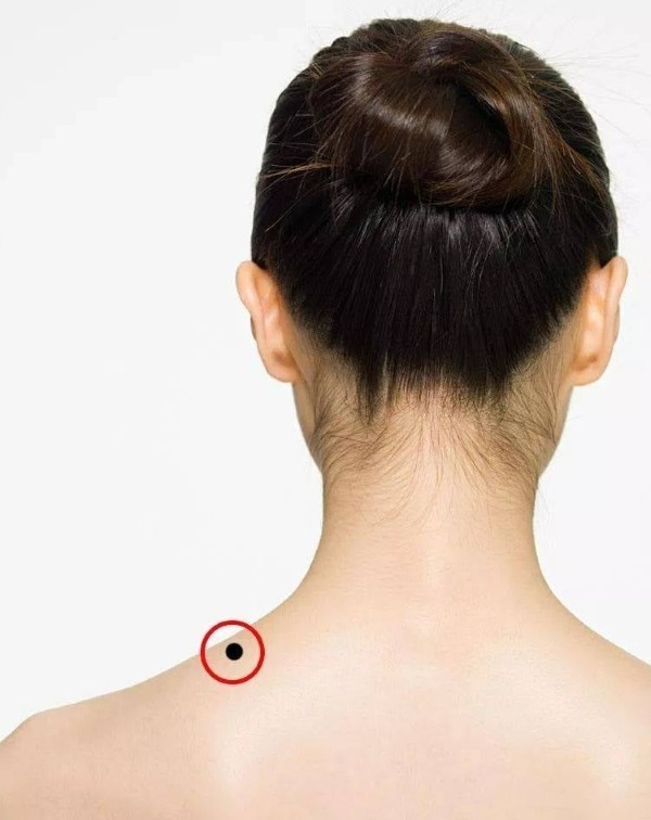 Nốt ruồi ở mép lưng