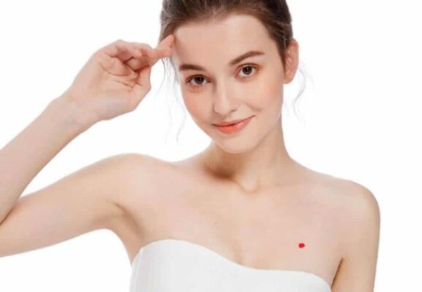 Ý nghĩa nốt ruồi trên ngực phụ nữ