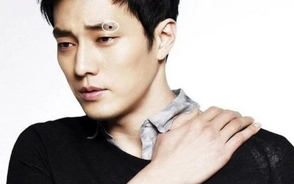 Nam giới có nốt ruồi son trong lông mày