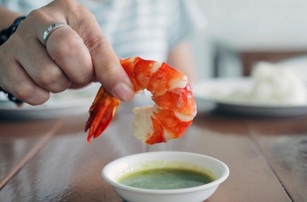 Ăn tôm đúng cách giúp ngăn ngừa bệnh tim
