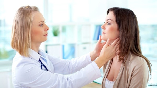 Thăm khám bác sĩ da liễu khi mụn không cải thiện