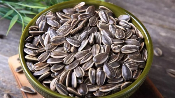 100g Hạt hướng dương bao nhiêu calo?