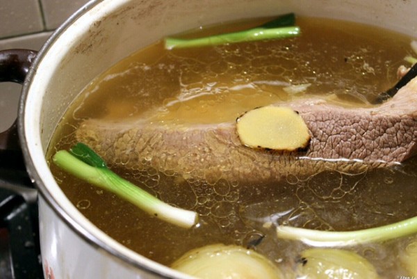 Sơ chế xương và ninh nước dùng Sơ chế xương và ninh nước dùng