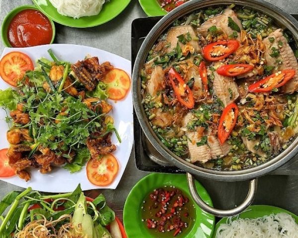 Lẩu ngon hết sảy cùng bún sợi nhỏ tại quán Út Mười 